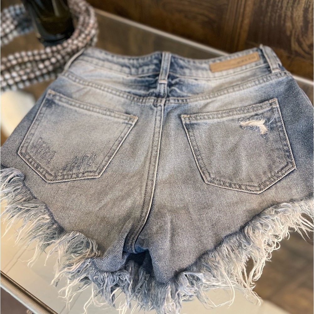 CELLO High-rise Distressed Fringed Medium Wash Denim Cutoff Short VGUC Sz XS - Picture 5 of 8